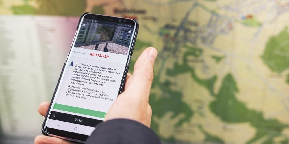 Smartphone mit der geöffneten App für den History Trail in Bichelsee-Balterswil.