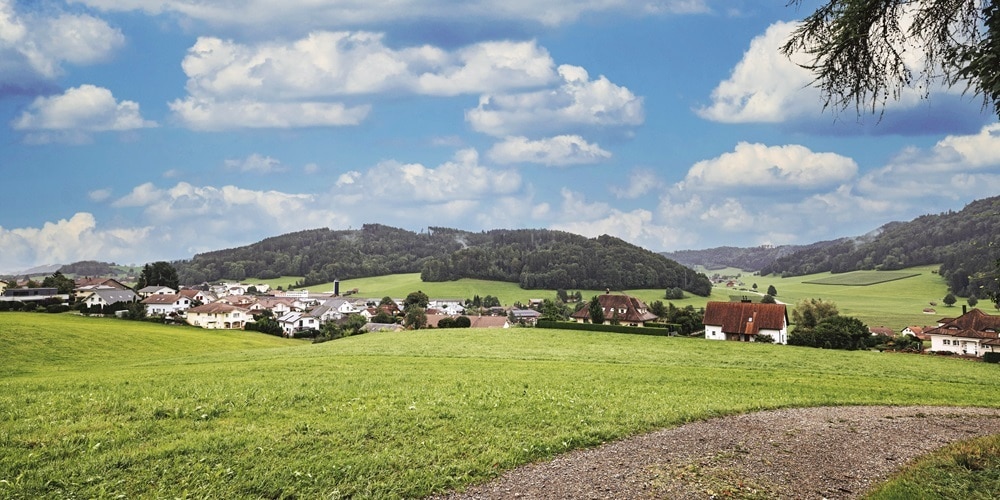 Vom History Trail aus eröffnet sich immer wieder der Blick über die Gemeinde Bichelsee-Balterswil.