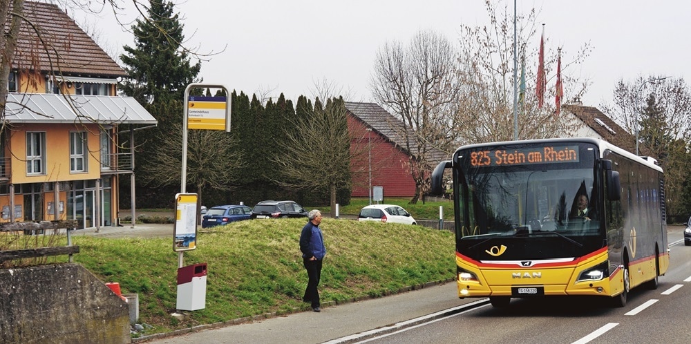 Markus Nyffeler wartet an der Haltestelle Kaltenbach auf den Bus.